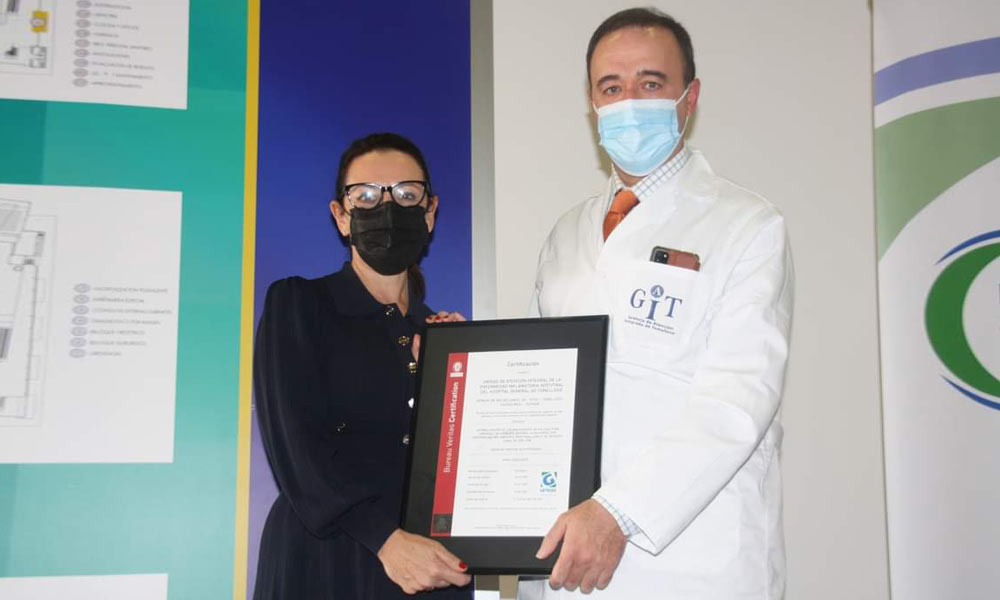 Entrega del certificado por la Dra. Ana Gutierrez Casbas, presidenta de GETECCU a Dr. Alfredo Lucendo
